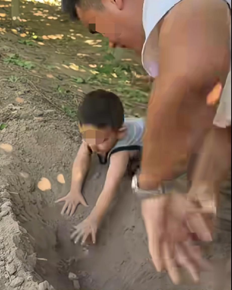 见过带娃不靠谱的，没见过这么不靠谱的！这个爸爸真是不靠谱到家了！爸爸把孩子带