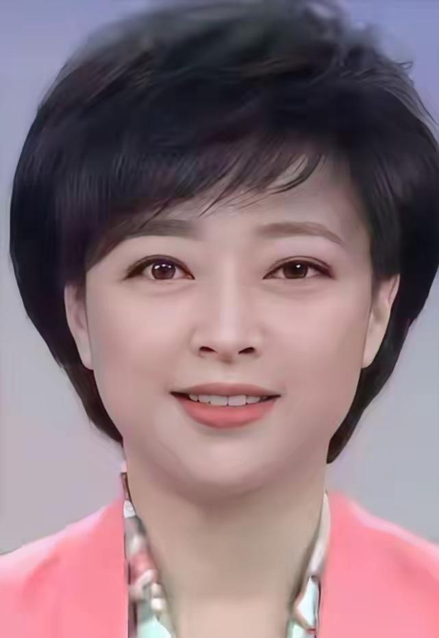 央视目前最有气质的一个主持人，比李修平漂亮，比倪萍还要有气质。她长着一副国泰