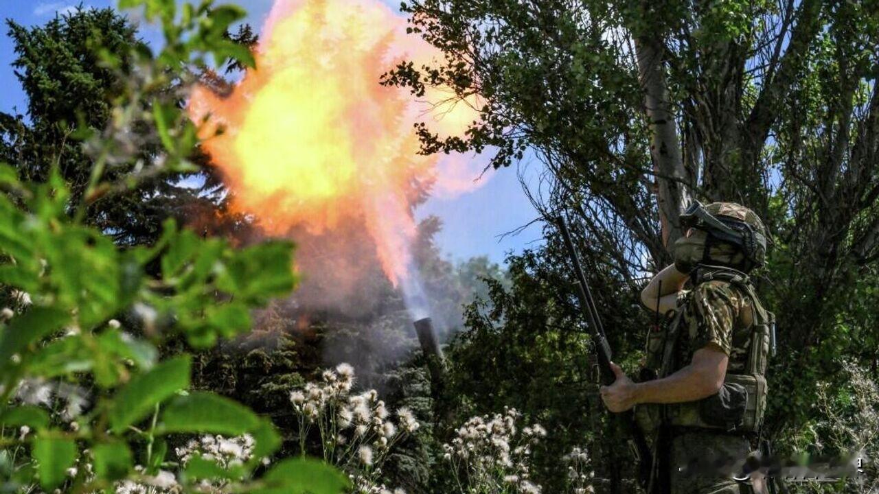 成功摧毁！俄罗斯最新战况！11月7日，俄罗斯媒体报道，俄安全机构人士向卫星通