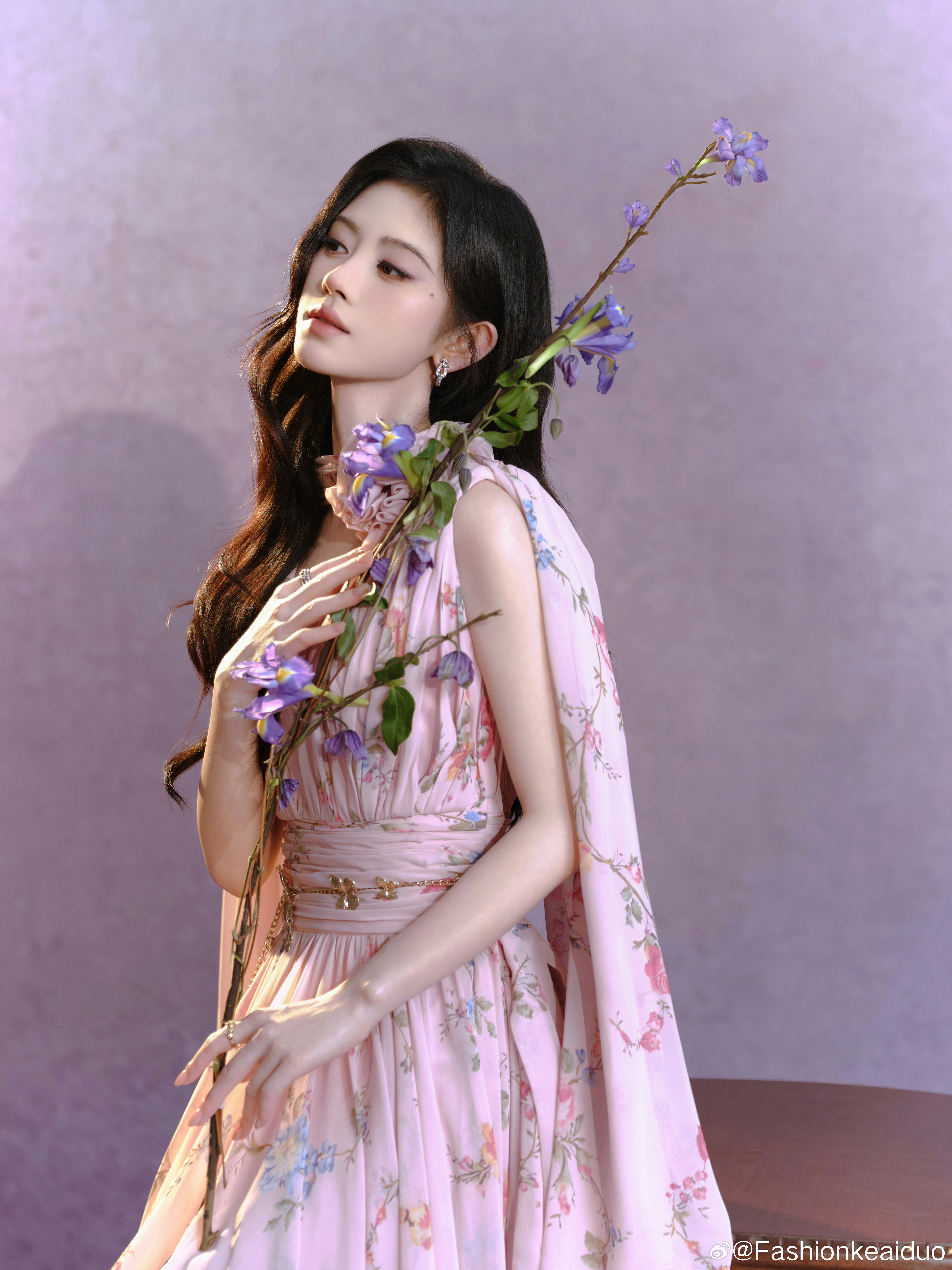 鞠婧祎小鞠身着TonyWard2026秋冬成衣印花裙搭配代言的FRED