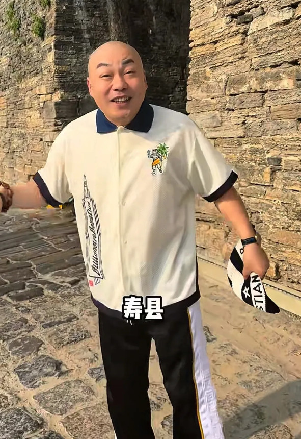 二人转演员，程野老师现身安徽寿县。他来到一家特色牛肉汤馆，老板娘看他眼熟，却