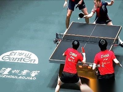 看傻了，真的看傻了。孙颖莎“duang”一下蹲在地上，王大头抡圆了胳膊一板爆冲