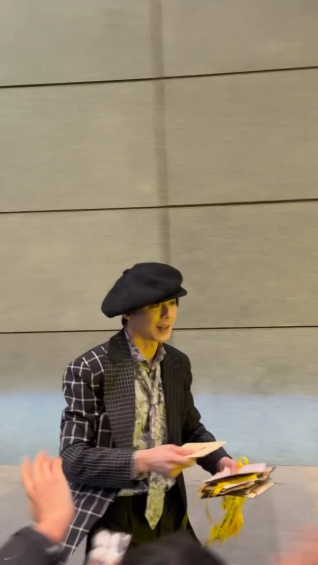 凌晨下班，本来已经打完招呼上车了，但是听到粉丝们的呼喊还是返了回来，绕场一周亲自