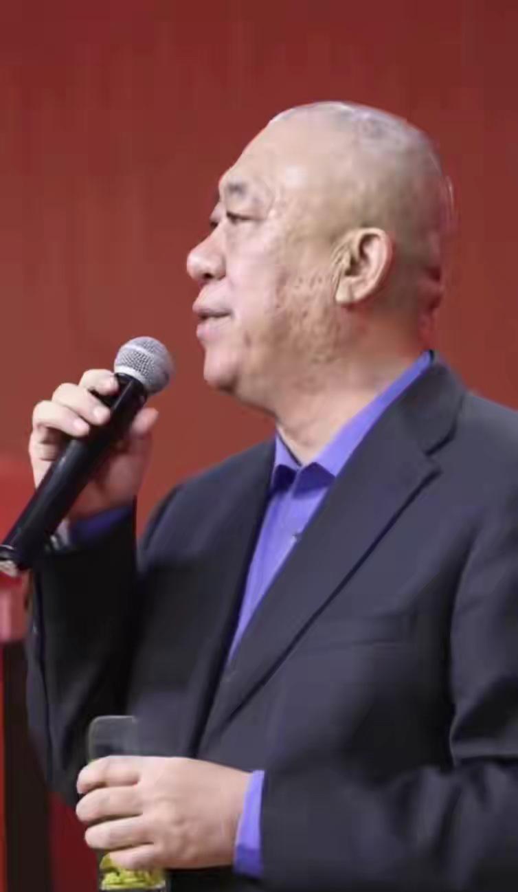 河南下大雪，有位老板凌晨在公司群里发消息，特别交代：路上雪大不安全，大家今天可以