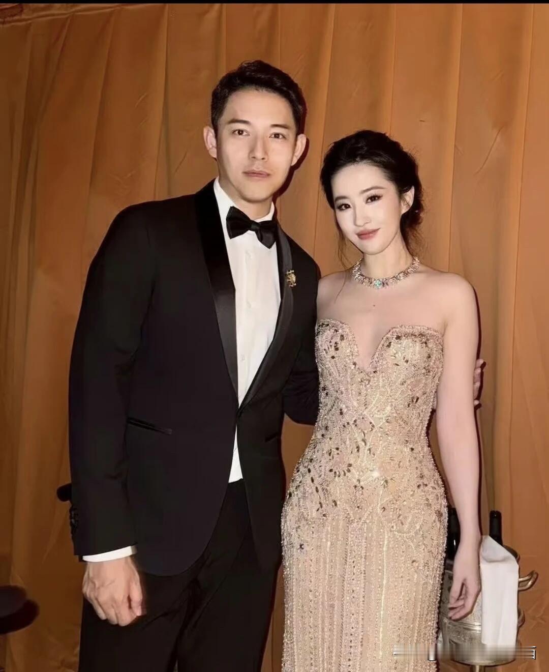 跟刘亦菲大美女同框合影的这个帅哥拥有完美的身材，刘亦菲都是170以上的大高个，帅