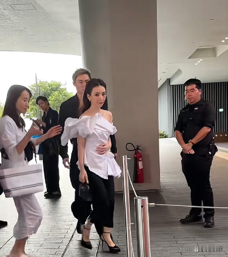 方媛现身公开活动，混搭造型尽显从容名媛气场香港某活动现场，郭富城妻子方媛亮