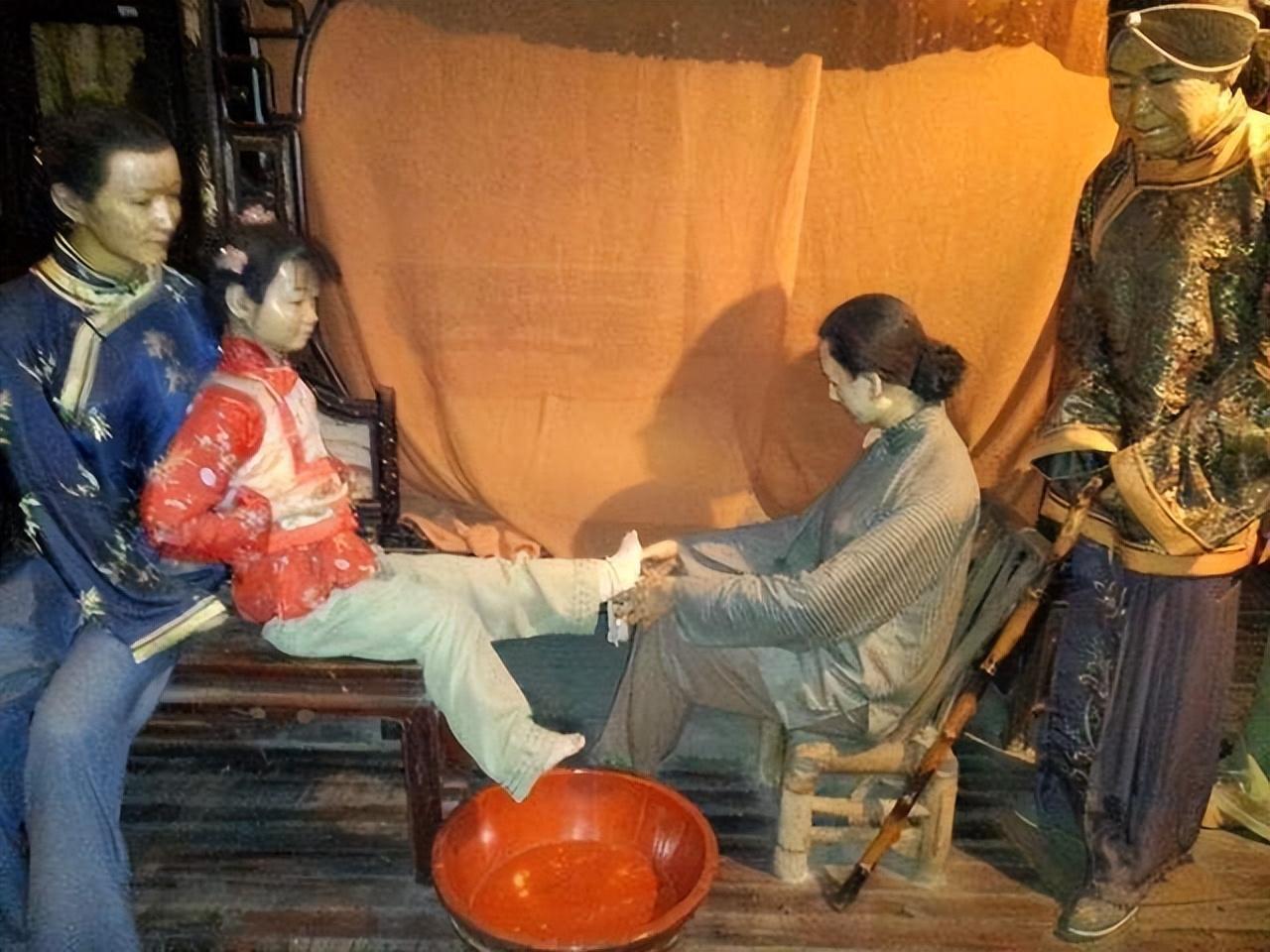 古代男子让妇女缠足，为何却要她们穿长裙，走路时还不能露出脚？ 在中国古代，女