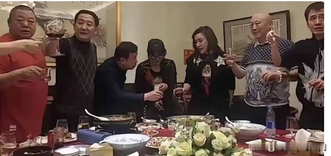 藏天朔生前与李成儒、梁天等朋友聚餐的一张合影。满桌佳肴，众人举杯谈笑，席间气氛热