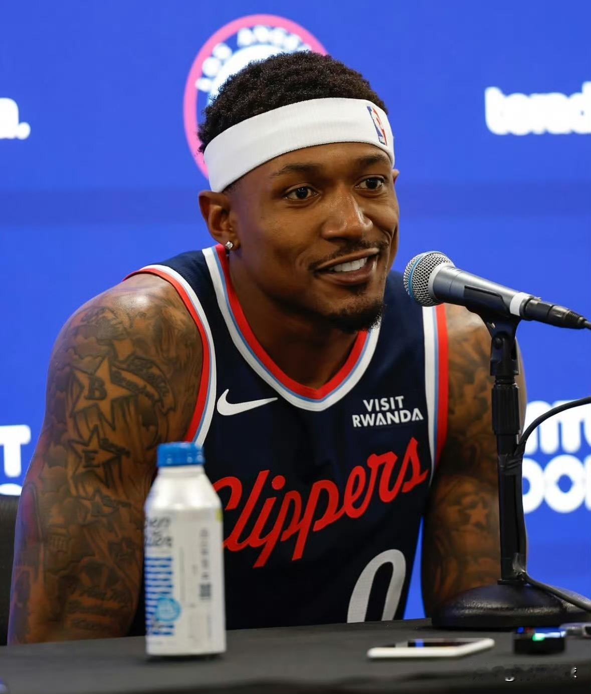 赛季报销！才32岁哪来这么多毛病？据权威记者Shams报道：快船队后卫布拉德