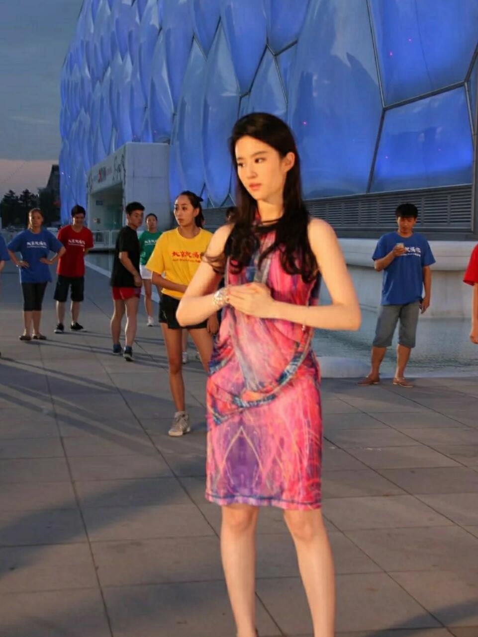 这张脸确实能压制住一切丑衣服.........时尚度的完成，确实要靠脸，我不敢想