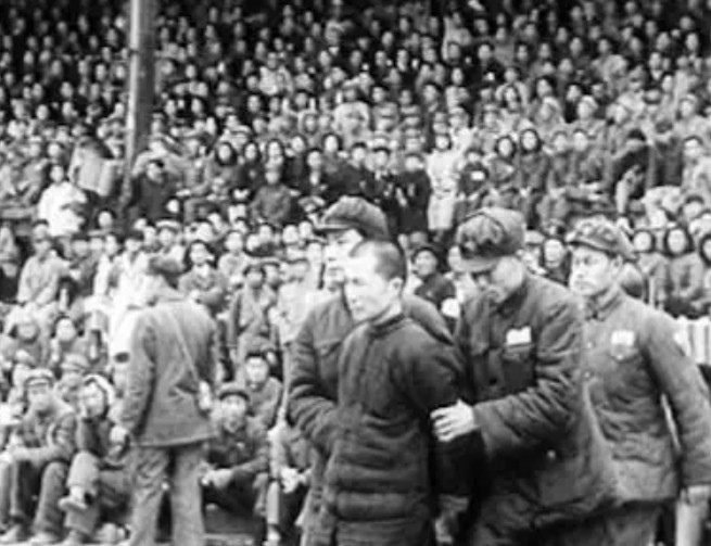 1953年，杀害李大钊的主凶之一“了明禅师”被抓，五花大绑带到刑场准备枪毙，在临