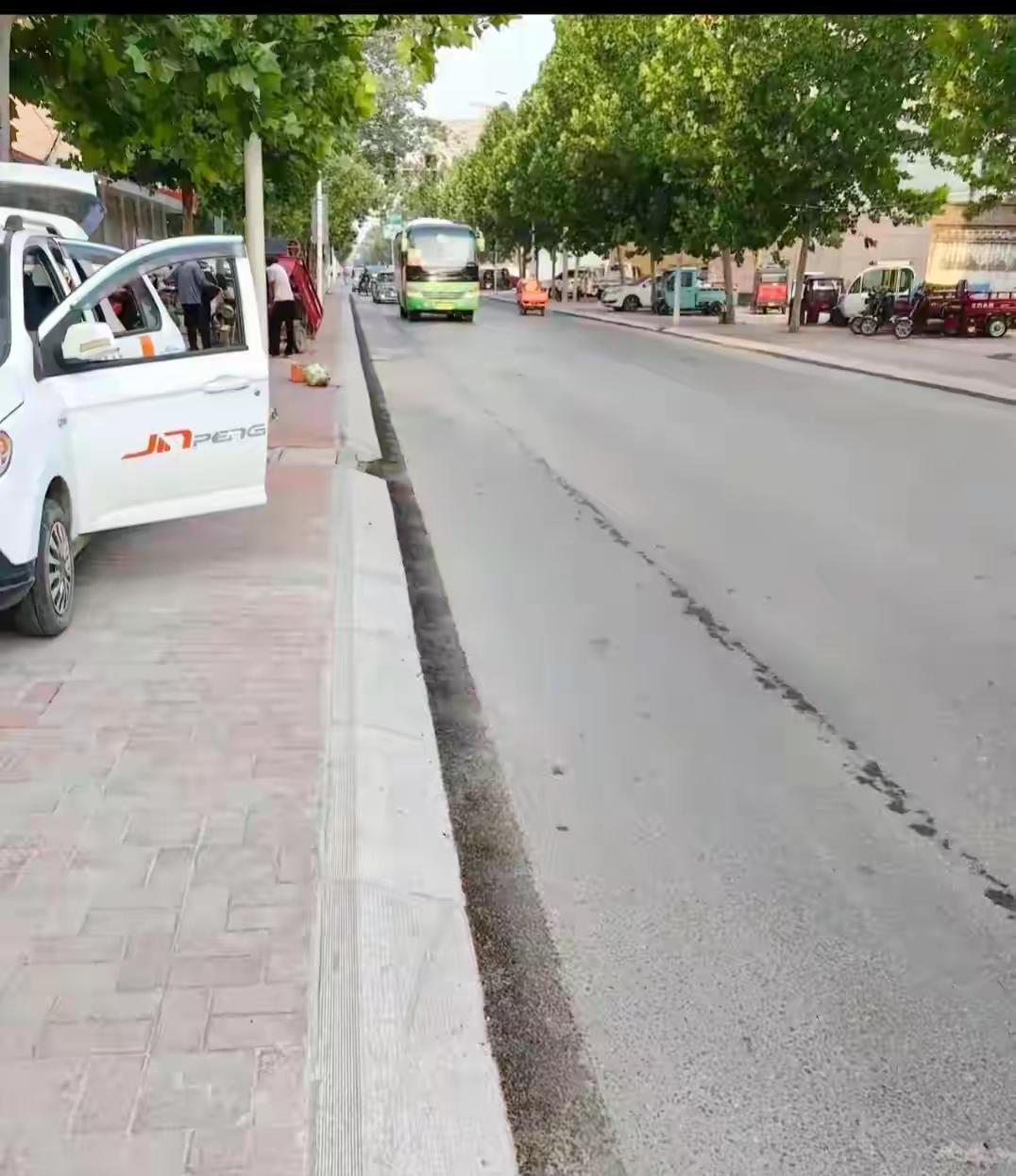 兰考县城有个奇特的现象，把马路牙子都做成了斜坡上周末去兰考，不经意间发现，县城