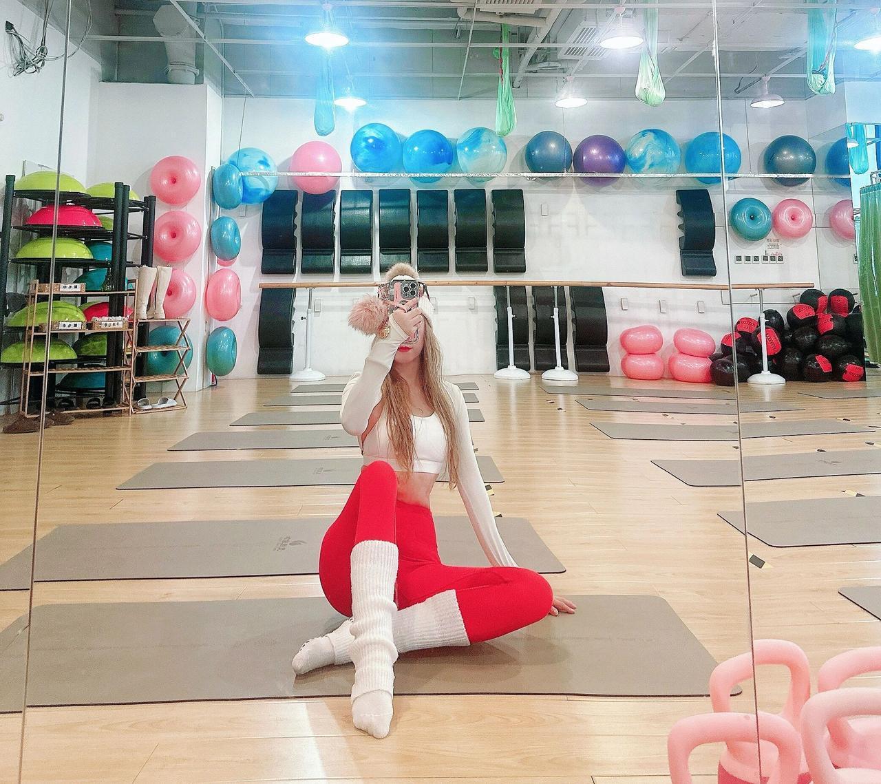 换上瑜伽服🧘‍♂️穿上瑜伽🧘‍♀️袜🧦就能感受到全身的细胞🧫都在跳跃👯