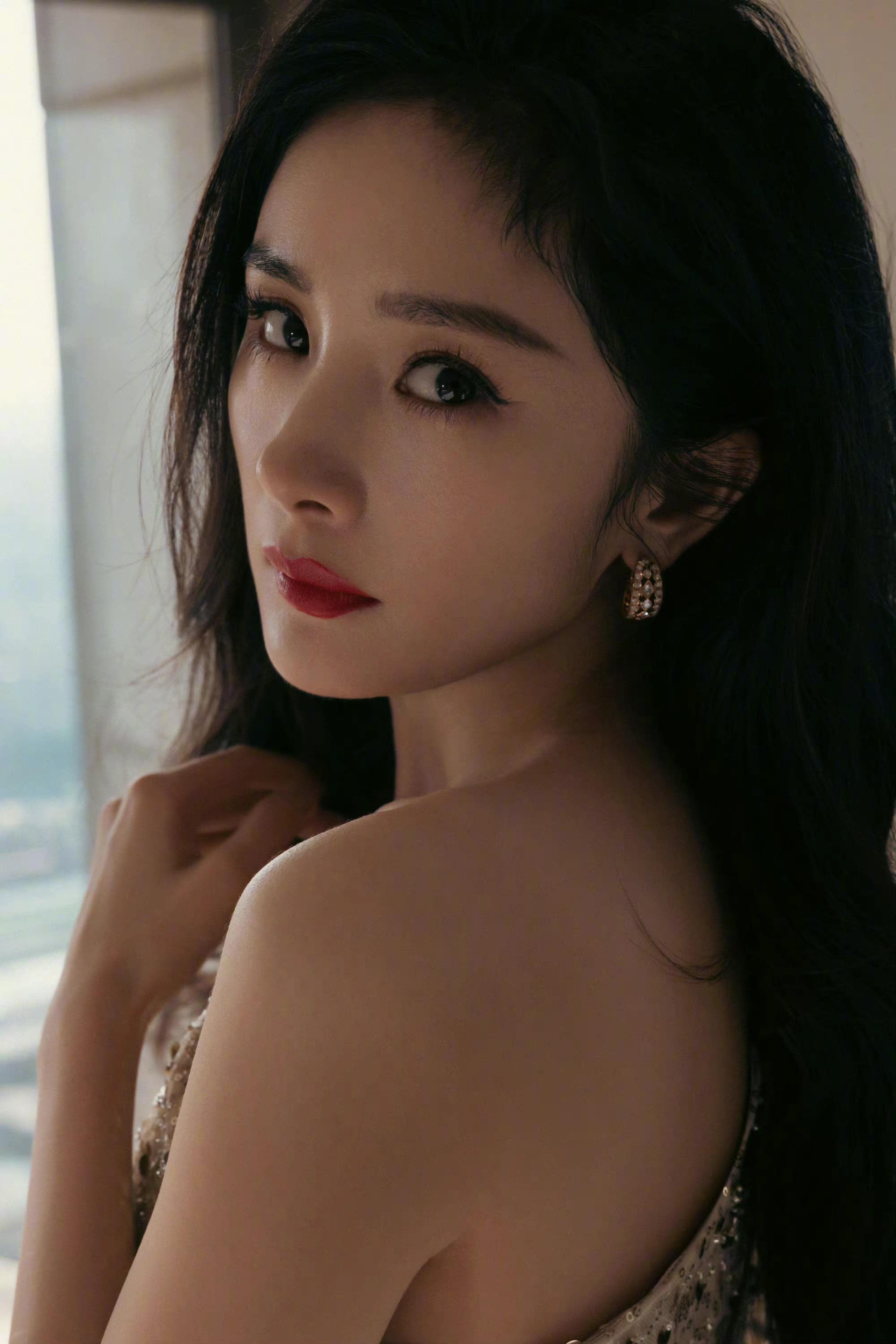 杨幂，魅力纱裙美腿妆造，这眼神太迷人了吧