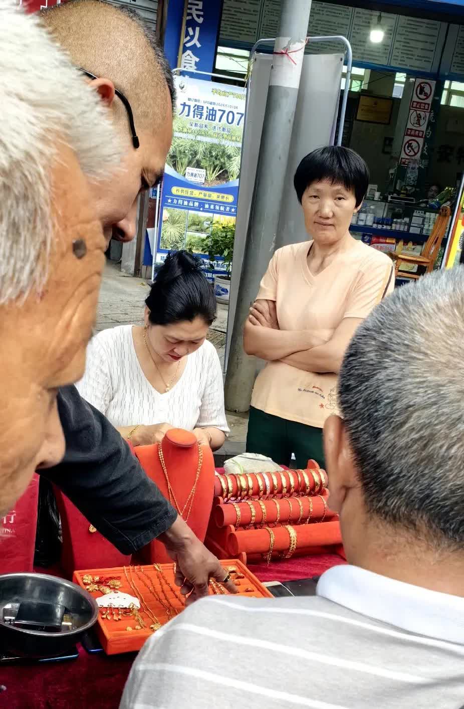 乡镇市场的骗子：旧手机现场加工成金戒指、项链、耳环、手镯……今日路过一个