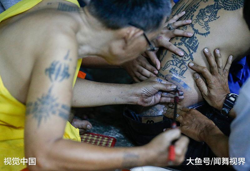 实拍泰国信徒庆祝纹身节, 相信纹身具有神秘力量, 传说能避刀枪