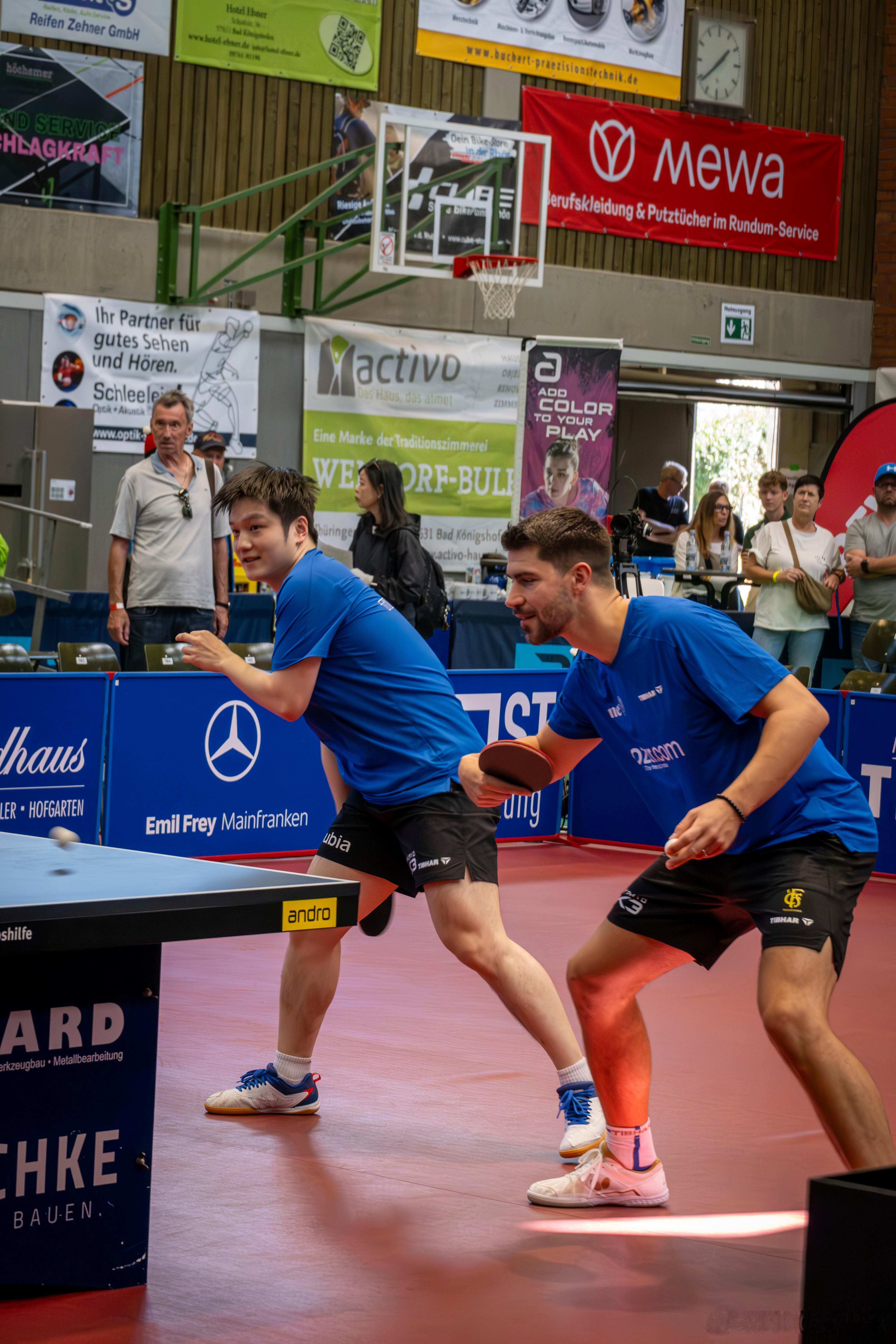 东东小弗这一刻像极了刚放学的小学生“阳光放松欢乐”​​​