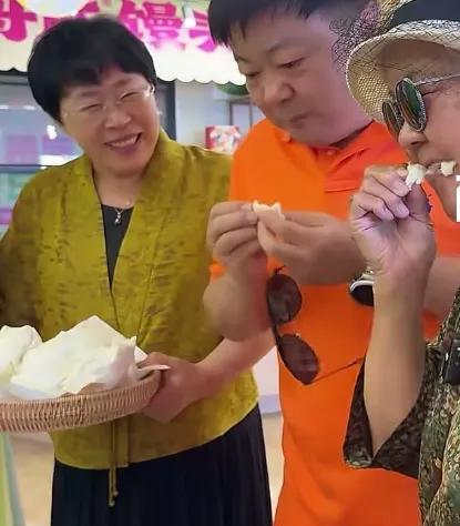 洪剑涛真是个令人敬佩的大孝子！他将86岁高龄的老母亲从北京接来，共享青岛的美好时