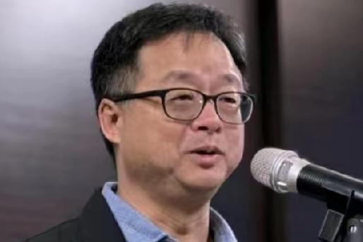 昨天，台湾海基会秘书长罗文嘉对媒体说:“两岸能否走向和解，问题不在民族，在民主！