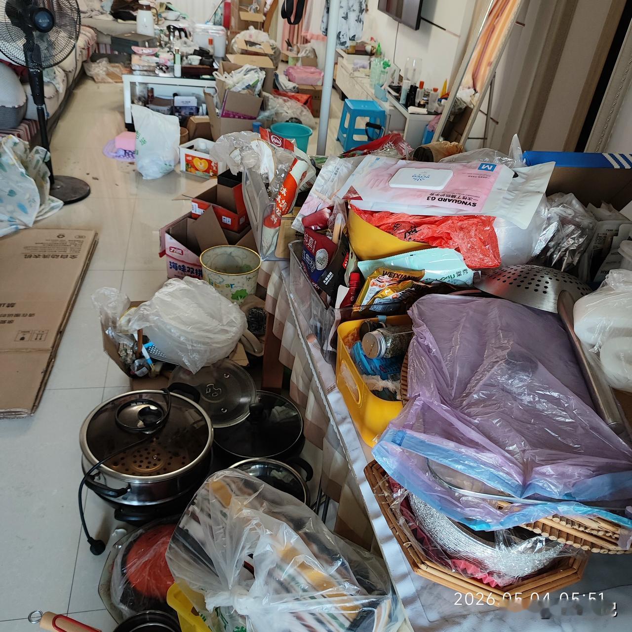 看完一本断舍离果断清理房间各个角落先把卧室里面的所有东西搬出来挪开床底的那