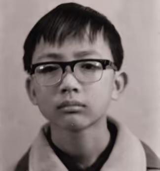 1988年，15岁赖宁因扑救山火牺牲，随后他的故事被收入教材。可是2012年又将