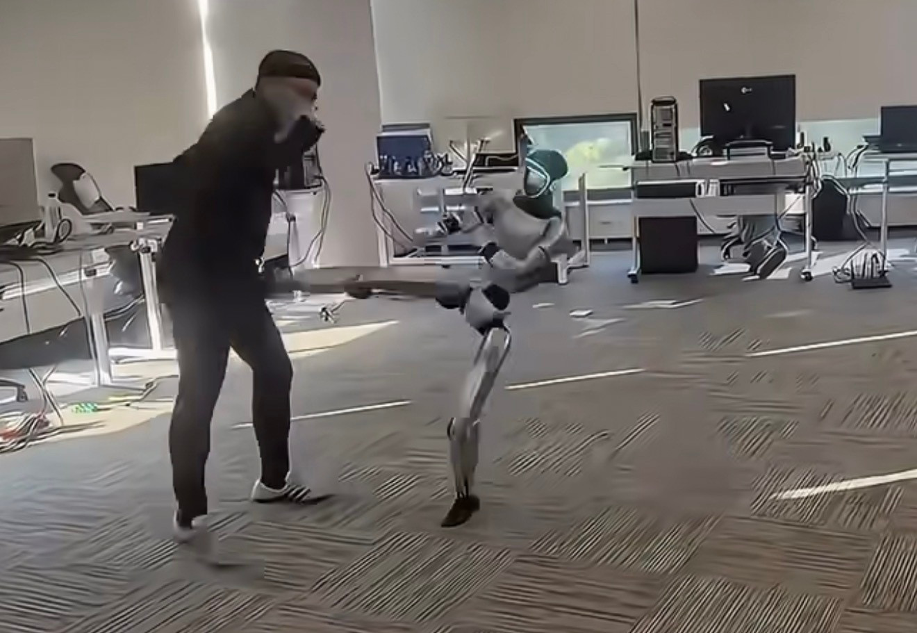 马斯克评论宇树机器人测试视频从4月份的人形机器人半马，到小鹏发布会的猫步机器人，