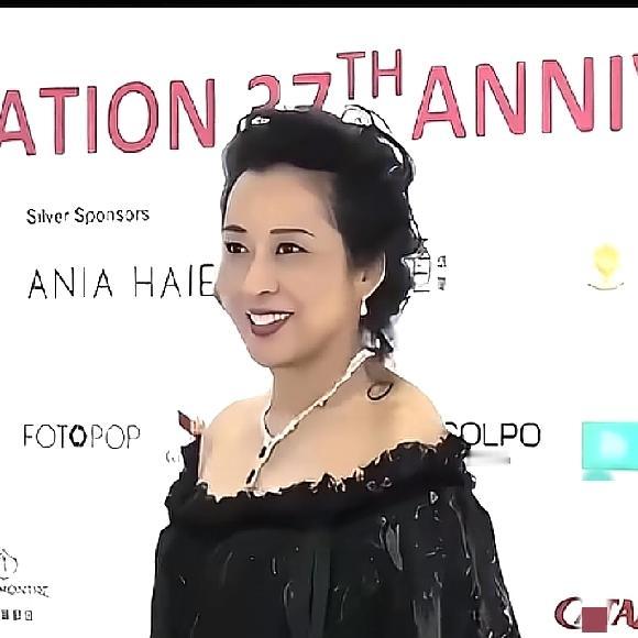 霍家又传喜讯！郭晶晶终于有妯娌了有眼尖的网友也已经发现，朱玲玲最宠爱的小儿