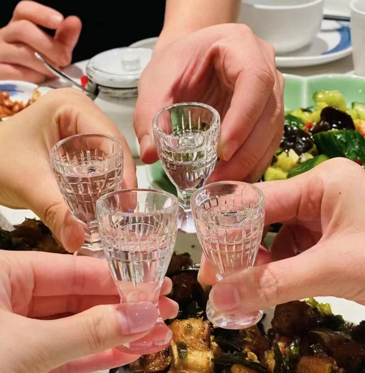 浙江杭州，33岁女员工出差期间，陪客户喝酒唱歌，半夜回到房间，睡得迷迷糊糊时，突