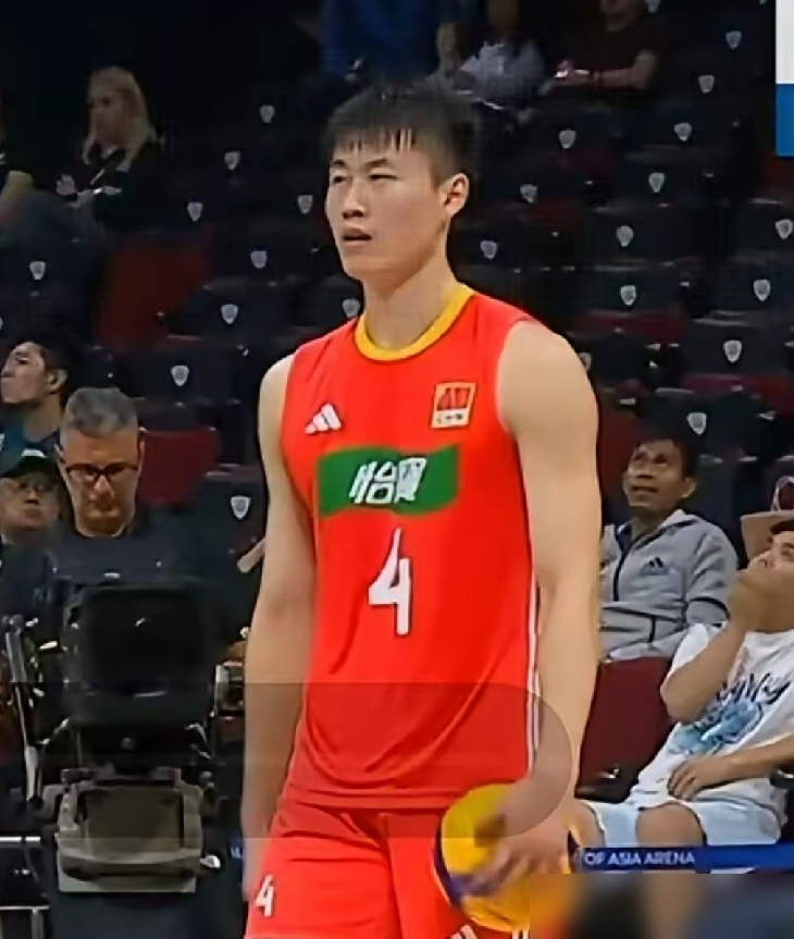 中国男排打泰国，居然要担心主攻没人用了，这事本身就够荒唐。张景胤伤，王滨也伤，替补李磊一上去，国际赛