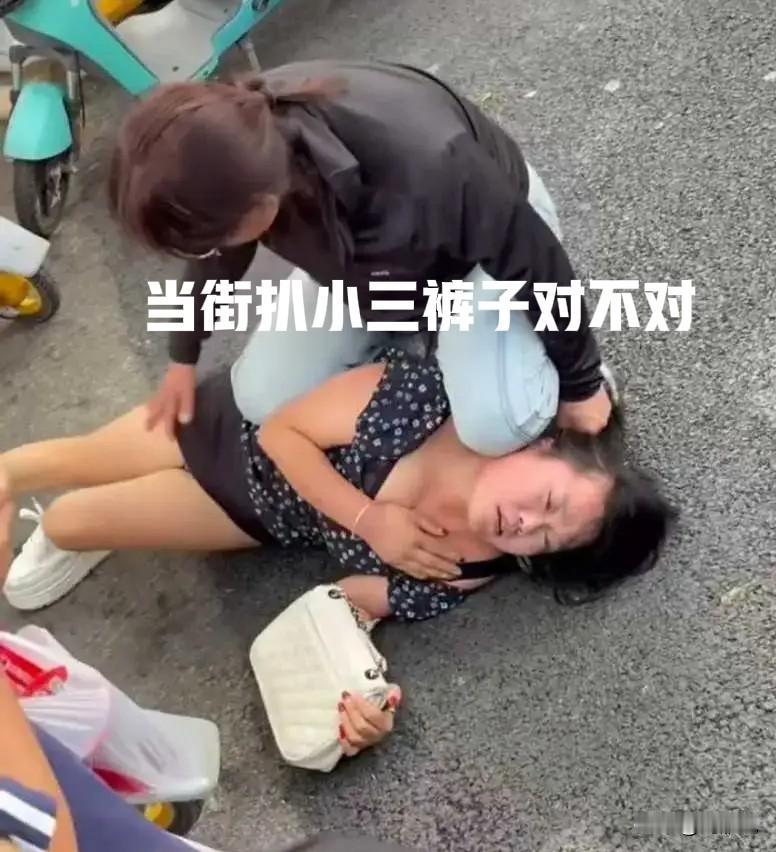为啥小三都打不过原配？一是理亏心虚，二是小三大部分都是柔弱的苗条女子，一副弱不禁