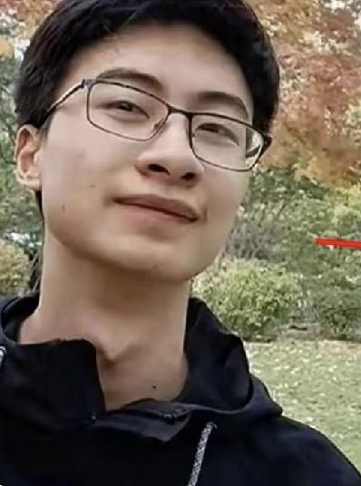 庞众望和郭晶晶长的像，王兴兴长的也和郭晶晶有点像；从优秀的人儿身上总能找到相似