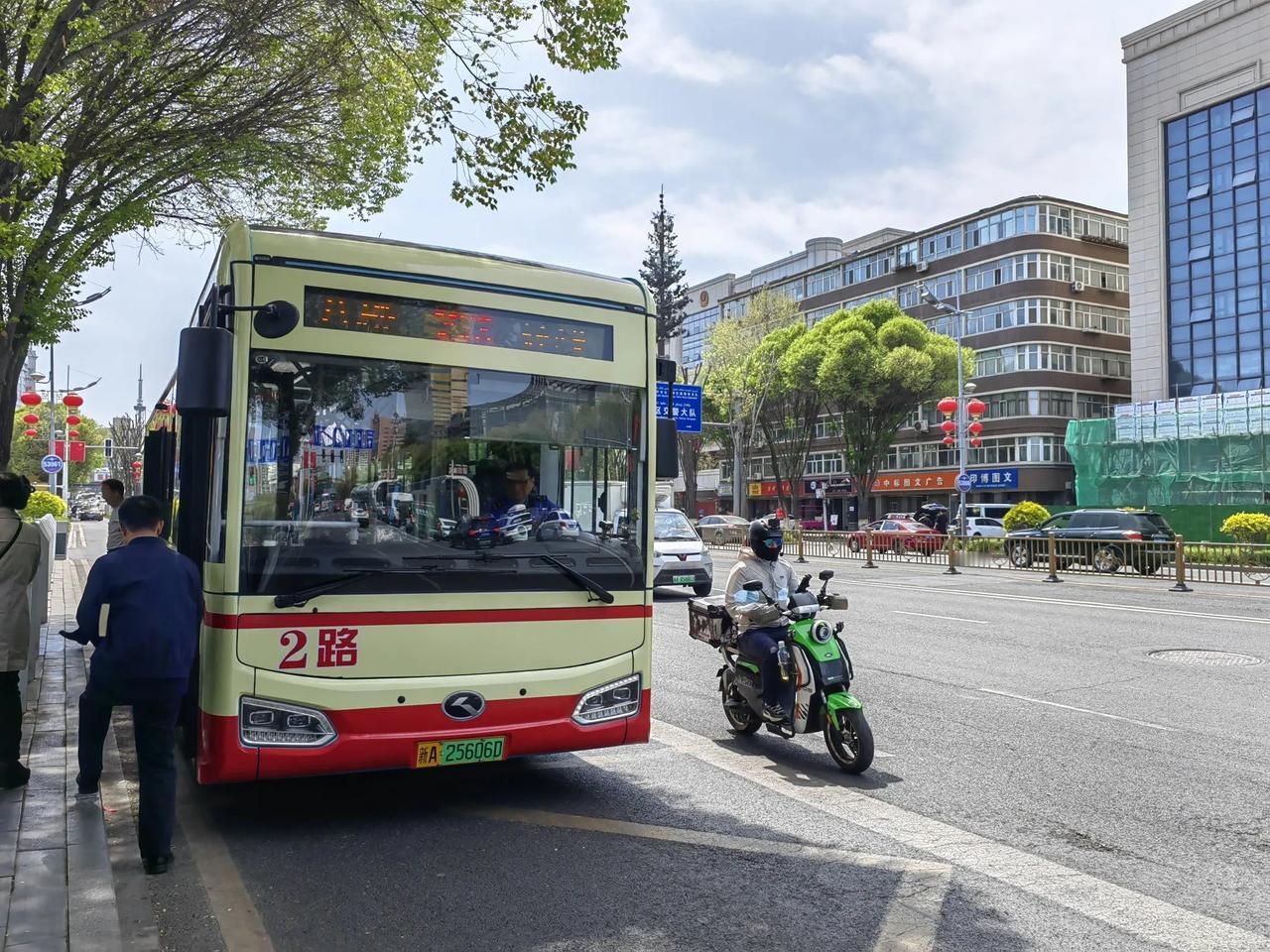 乌鲁木齐2路公交乘游攻略对乌鲁木齐而言，停在八楼的二路汽车又回来，这无疑是个