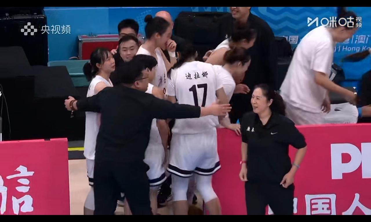 广东女篮击败宿敌四川夺冠，四川一年两败，不是没有深层次原因广东女篮刚在顺德，