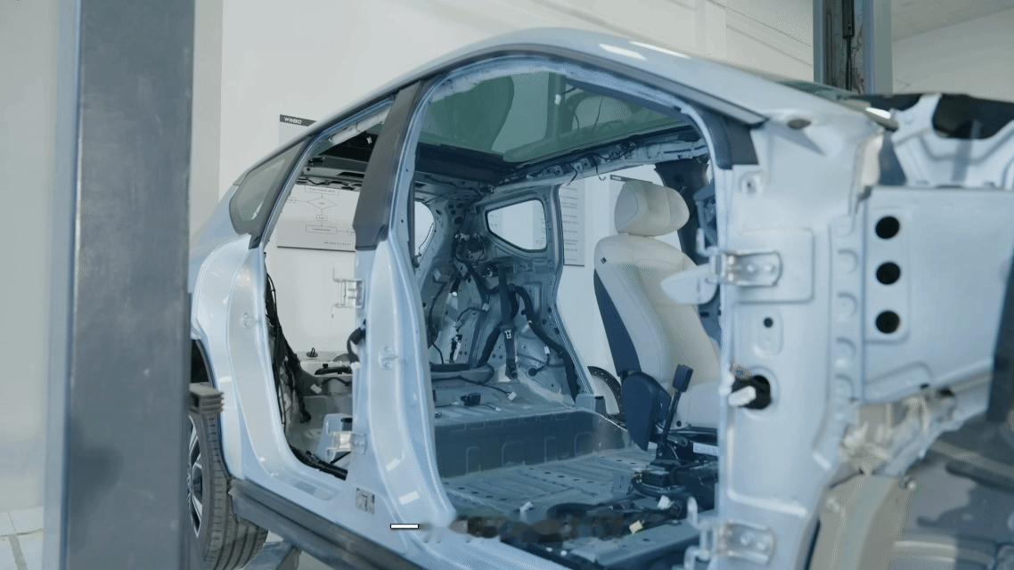 刚刷完东风日产NX8的拆车视频，有两个关于安全的细节，我觉得真得好好跟大家聊聊。