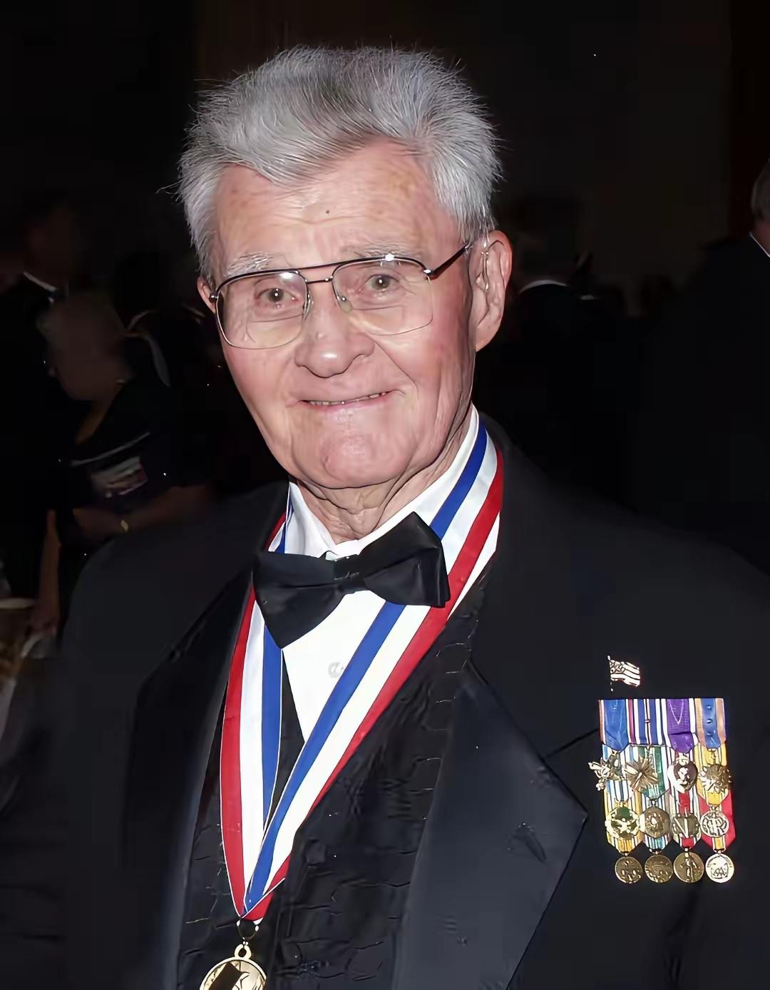 这位老人就是驾驶轰炸机在广岛投下原子弹的美国王牌飞行员保罗.蒂贝茨，他一个人杀死