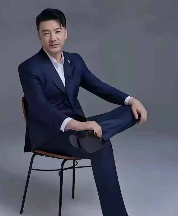 这个比靳东帅十倍的男人，人品好，演技好，低调，内敛，不炒作，零绯闻，男人味十足，