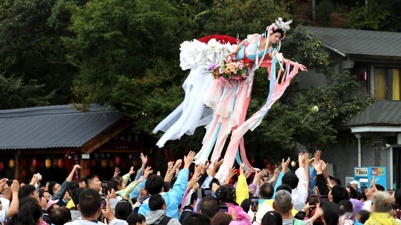 你能想象一场表演火到什么程度吗？洛阳洛邑古城的“天女散花”就做到了一飞封神！从四