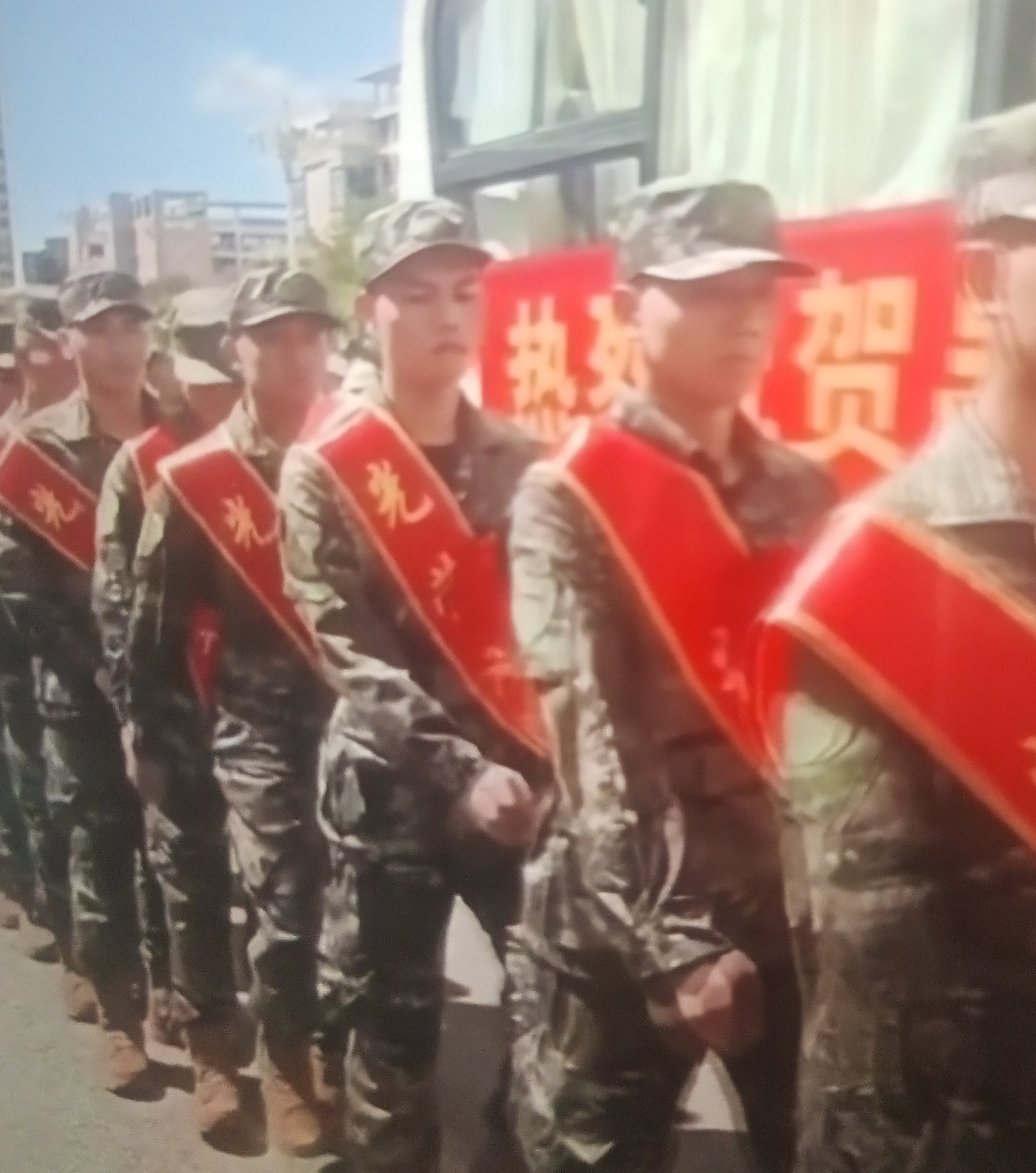 目前大学生就业困难，参军是一个很好的出路，现在当兵也有不错的收入，义务兵每月有1