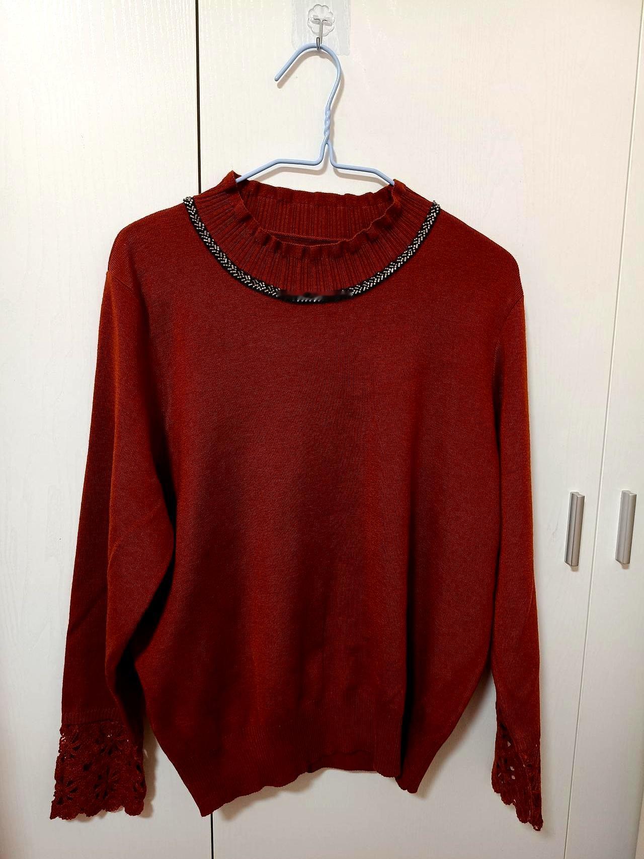 一件灰大衣，看着人畜无害，钱包的噩梦就从它开始。回家一照镜子，毛衣不对色，