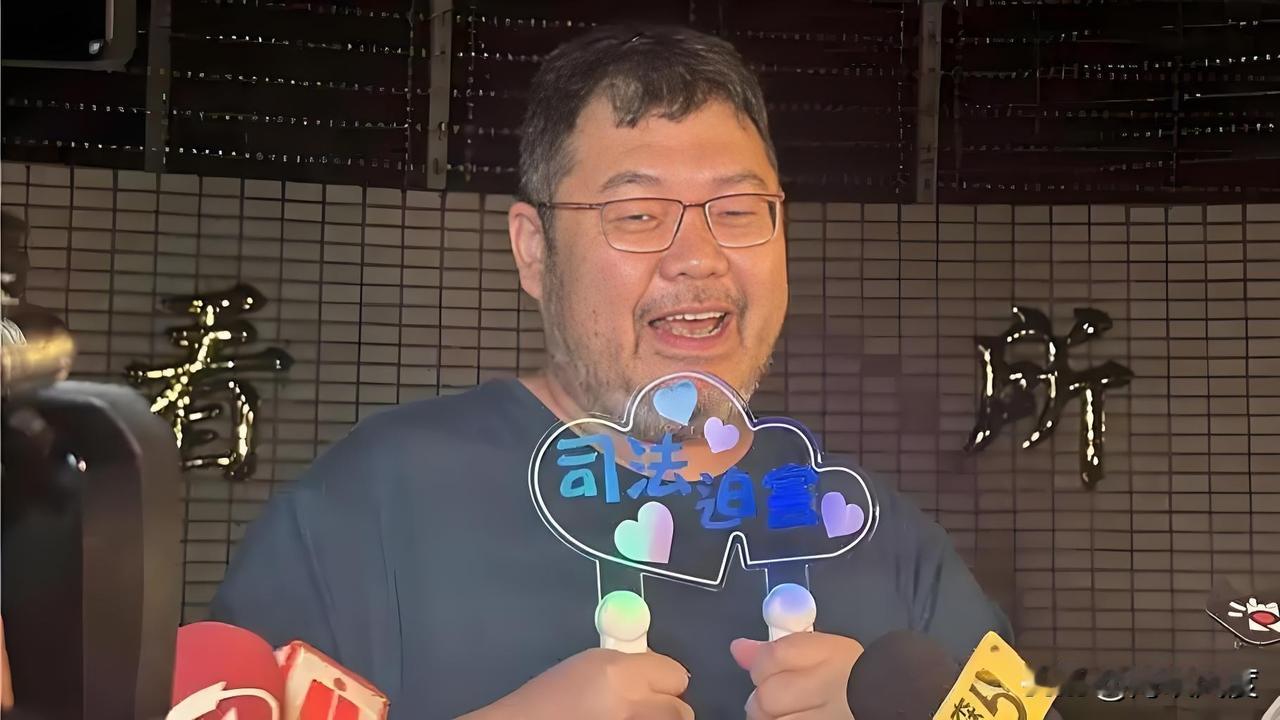 绿营侧翼网红“四叉猫”惨了，脸书粉丝团今天被永久停权。“自由时报”鸣不平：检举真