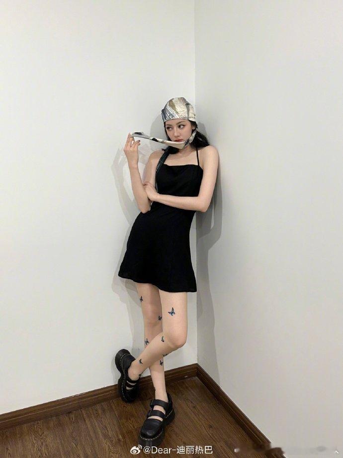 造型亮点！迪丽热巴腿部蝴蝶纹身贴太吸睛，蝶翼纹路细腻逼真，似有微风拂过欲起飞。细