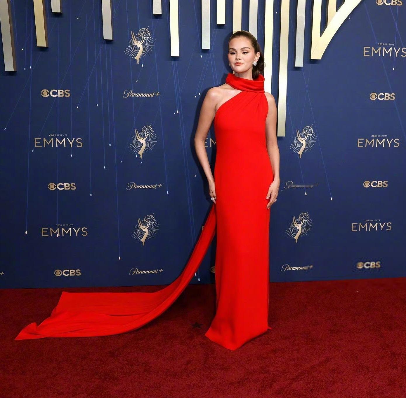 出席2025艾美奖颁奖典礼的赛琳娜SelenaGomez和未婚夫BennyB
