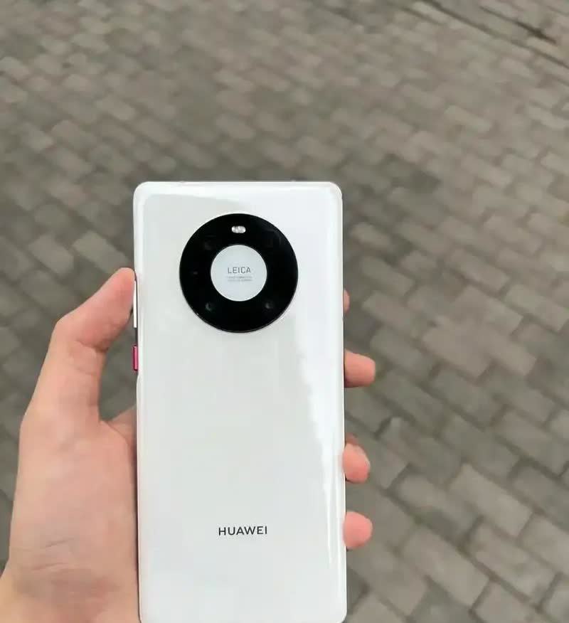 我这个华为mate40pro是2020年11月花8300元买的，当时还加价300