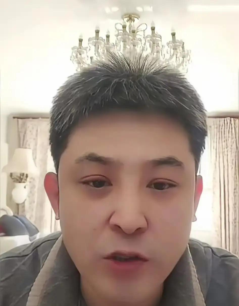 春晚钉子户60岁不躺平孙涛直播被问有钱吗，一句比上不足比下有余，弹幕刷疯了