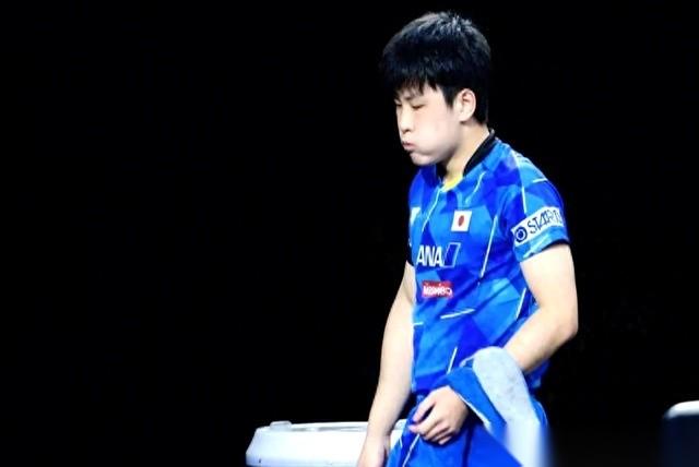 中国大满贯男单赛后的混采区镜头里，张本智和一边擦着满脸的汗，一边对着麦克风用流利