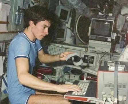 1991年，苏联一名宇航员刚飞上太空，国家解体了。从350公里高空俯瞰，克里