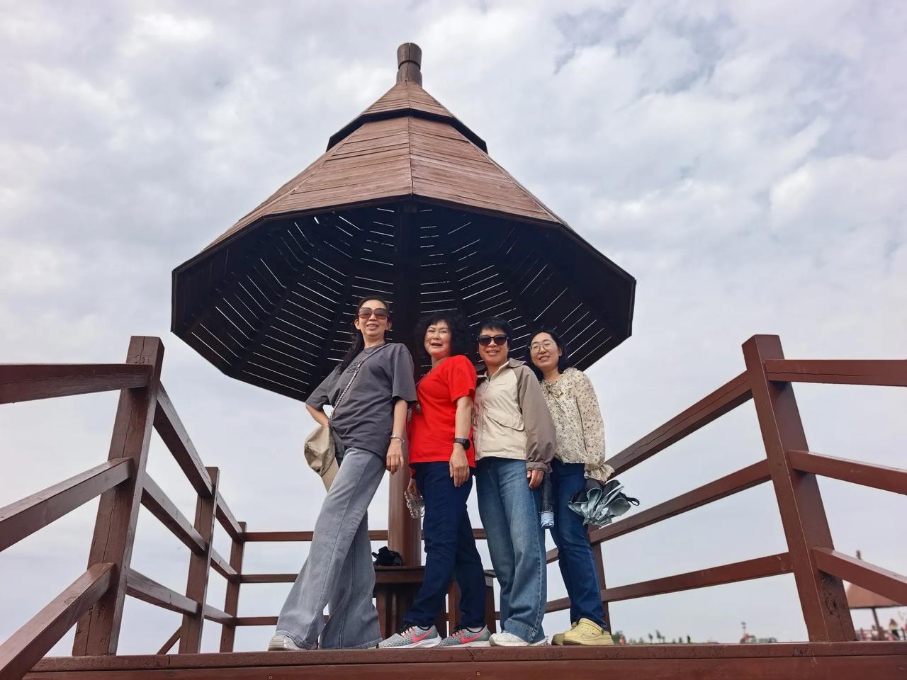 我有位朋友多年炒股。他加入了好几个股票群，交了会费，每天会给他推送股票。别说刚