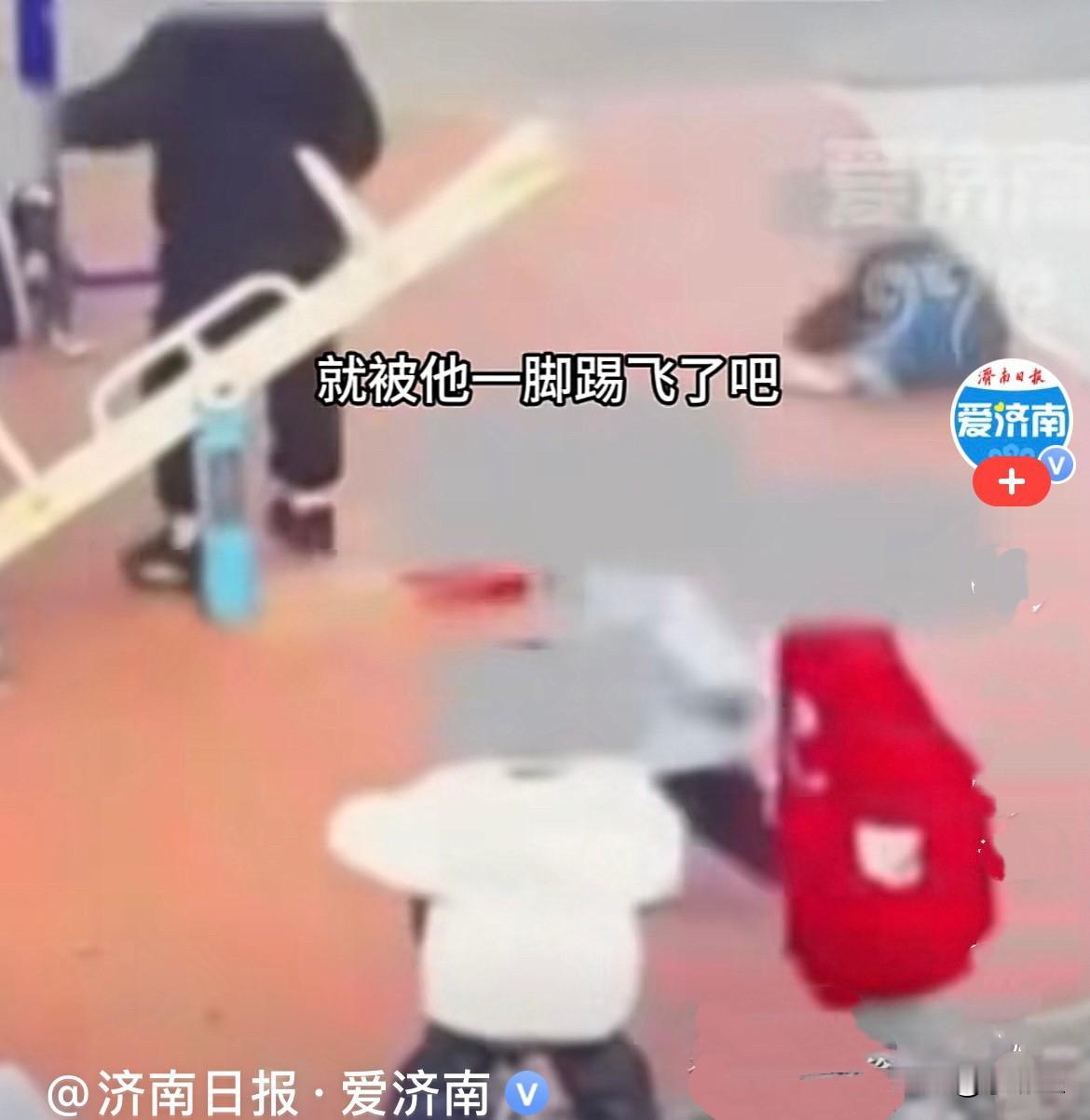 近日，浙江湖州一7岁小男孩在小区广场里玩耍，自己一会儿在这边玩，一会又去那边玩，