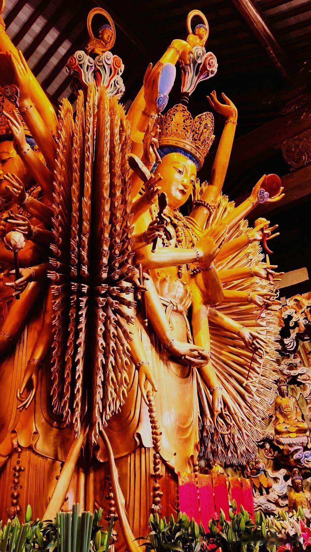 在上海龙华寺，第一次被千手观音的温柔击中。都说千手千眼，不是说她有一千只手，而