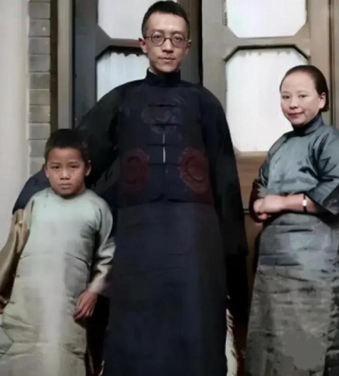 1931年，胡适过40岁生日时，与妻子江东秀和儿子胡思杜的留影，因为是自己的喜庆